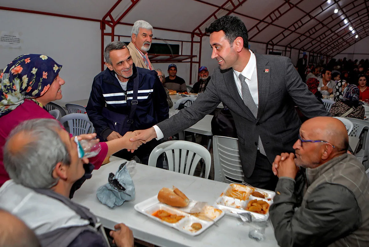 BayraklÄ± Belediyesi Ramazan SofralarÄ±nÄ± Mahallelere TaÅÄ±yor (2) (1)-1772026186507.webp